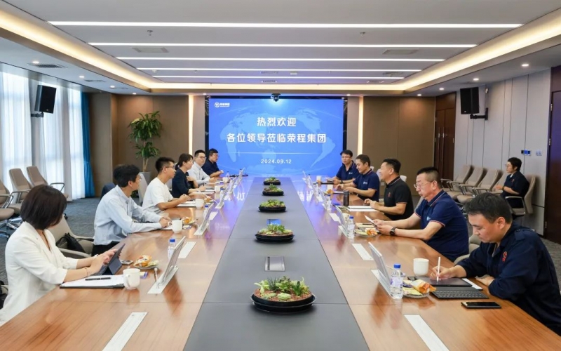 一汽解放新能源事业部党委书记、总经理裴国权一行到荣程集团座谈交流